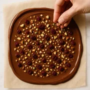 Schokolade ausstreichen und mit Toppings belegen
