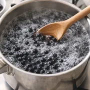 Tapioka-Perlen im kochenden Wasser