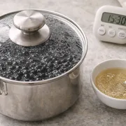 Perlen quellen im abgedeckten Topf