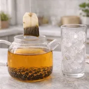 Tee wird aufgebrüht und abgekühlt