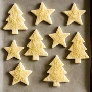 Ungebackene Käse-Tannenbäume auf dem Blech