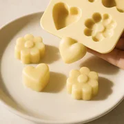 Feste Handcreme-Pralinen aus der Form drücken