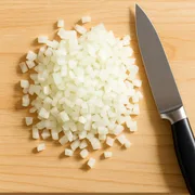 Zwiebel in kleine Würfel schneiden