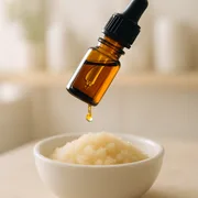 Ätherisches Öl ins Peeling tropfen