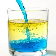 Wasser und Farbe zugeben