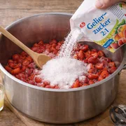 Früchte und Zucker mischen