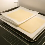 Ausgerollter Plätzchenteig im Kühlschrank