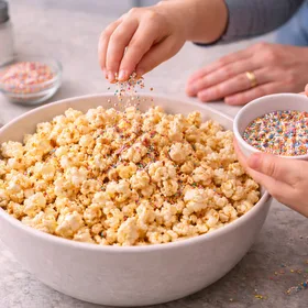 Kinder machen zusammen Popcorn
