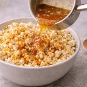 Karamell über Popcorn gießen