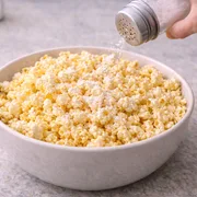 Popcorn mit Salz bestreuen