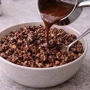 Popcorn mit Schokolade überziehen