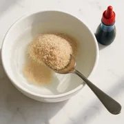 Flohsamenschalen mit Wasser anrühren