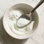 Speisestärke unter die Zahnpasta rühren