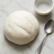 Zahnpasta-Schleim mit den Händen kneten