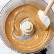 Glänzendes, flüssiges Haselnussmus im Food Processor