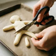 Arme und Beine werden mit der Schere eingeschnitten