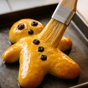 Fertig gebackene goldbraune Weckmänner