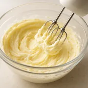 Butter und Zucker schaumig rühren