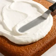 Zuckerguss auf dem abgekühlten Kuchen verstreichen
