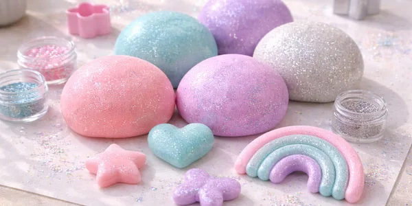Glitzernde Spielknete in Pastellfarben