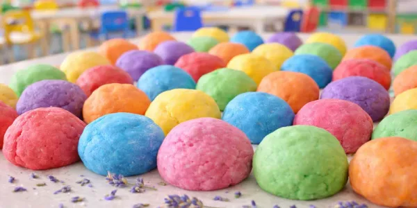 Bunte Knete im Kindergarten