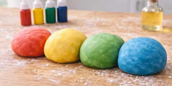 Verschiedene bunte Knetarten