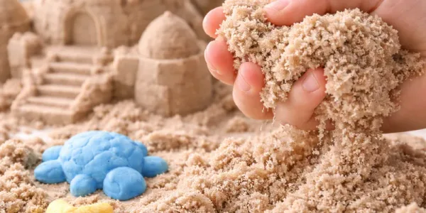 Kinder spielen mit kinetischem Sand