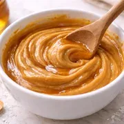 Erdnussbutter und Honig mischen