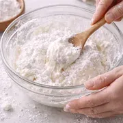 Puderzucker unter Marshmallows rühren