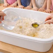 Öl und kochendes Wasser hinzufügen