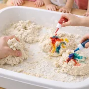 Knete durchkneten und färben