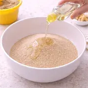 Öl zum Sand hinzufügen