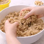 Sand und Öl durchmischen