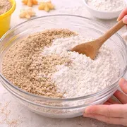 Sand und Stärke mischen