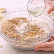 Wasser und Spülmittel mischen