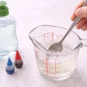 Sand und Flüssigkeit vermengen