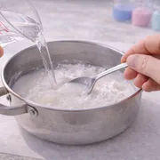 Zutaten im Topf mischen