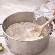 Wasser und Öl hinzufügen