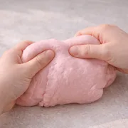 Abgekühlte Softknete durchkneten