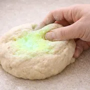 Leuchtpulver in Knete einarbeiten